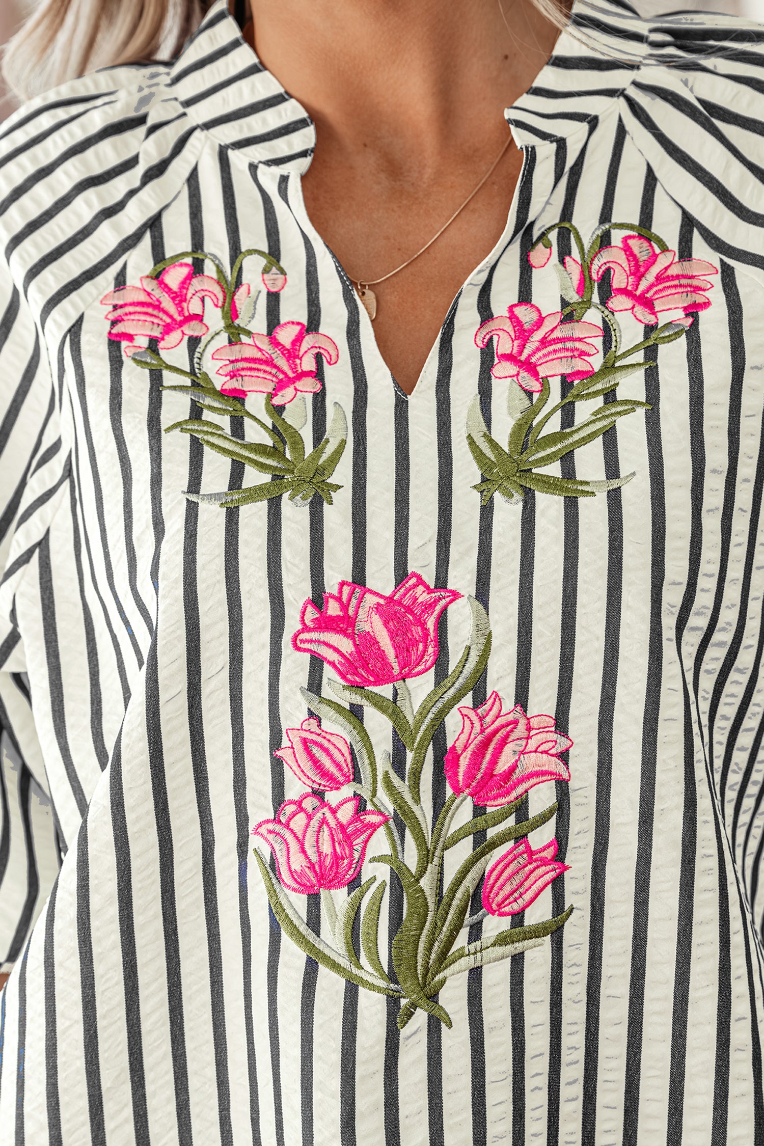Blouse broderie florale, manches courtes, col V — rayures bleues