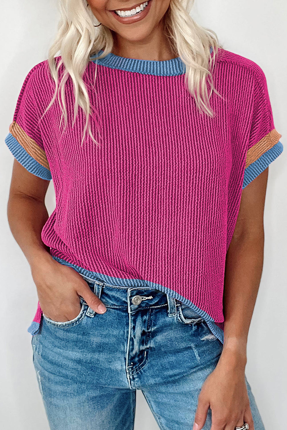 T-shirt texturé, bordure contrastée, col rond — rose clair